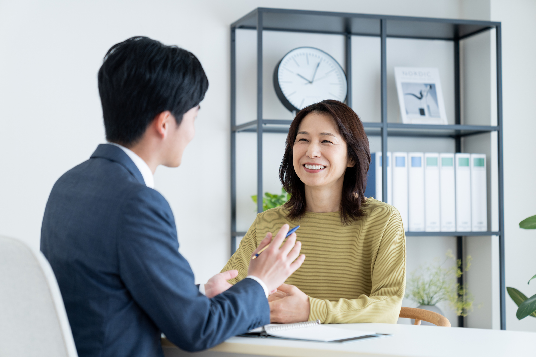 相続について専門家へ相談する女性